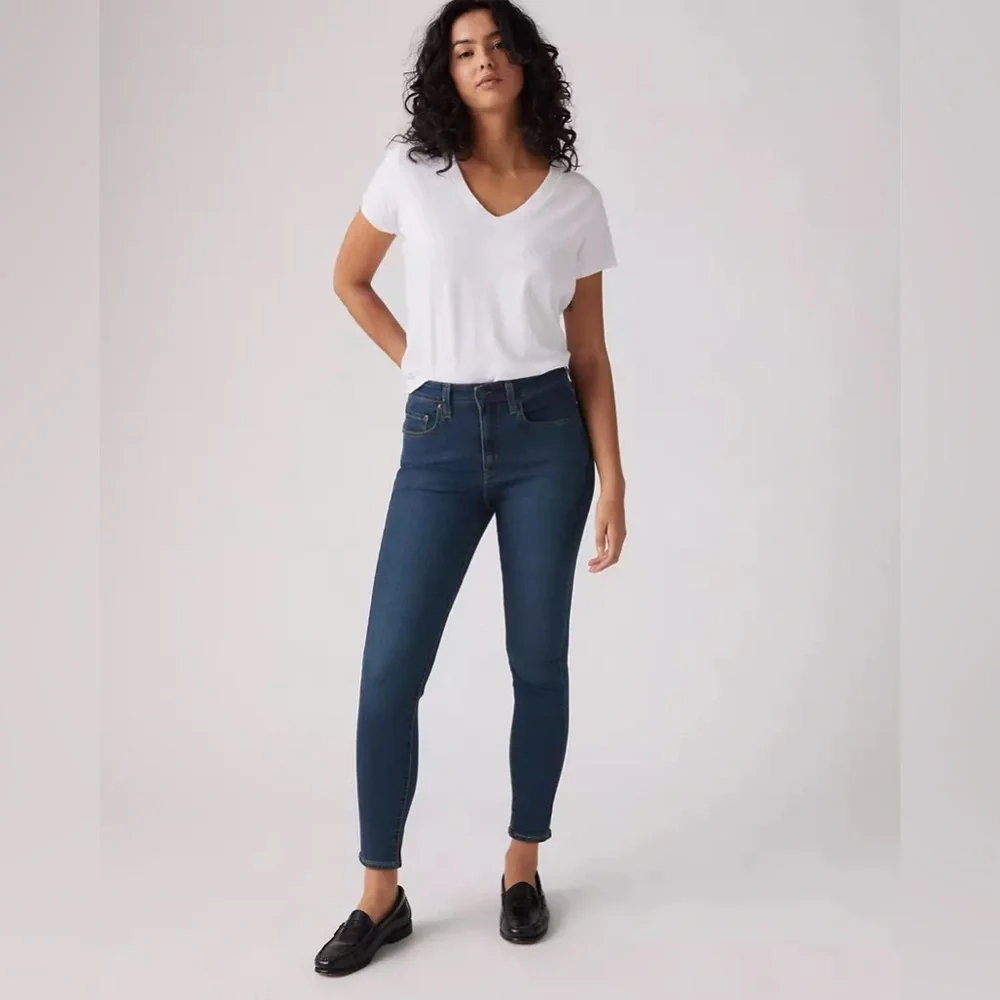 Levi. 721 High Rise Skinny. Medium Wash. size 25.